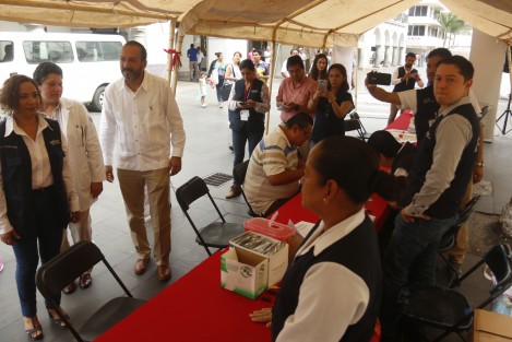 La Jurisdicción Sanitaria Número VIII instaló un módulo en el zócalo de la ciudad de Veracruz, un módulo de pruebas rápidas para la detección de VIH,en elmarco del Día Mundial de Lucha contra el Sida. 