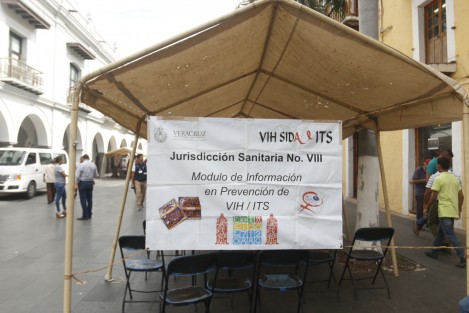 La Jurisdicción Sanitaria Número VIII instaló un módulo en el zócalo de la ciudad de Veracruz, un módulo de pruebas rápidas para la detección de VIH,en elmarco del Día Mundial de Lucha contra el Sida. 