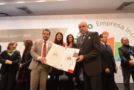Por aplicar políticas de inclusión laboral para personas en situación de vulnerabilidad, el Ayuntamiento de Xalapa, el Sistema Municipal para el Desarrollo Integral de la Familia (DIF) y la Comisión Municipal de Agua y Saneamiento (CMAS) se hicieron acreedores del Distintivo Empresa Incluyente Gilberto Rincón Gallardo Sello Oro 2017, que entrega la Secretaría del Trabajo y Previsión Social (STPS).
