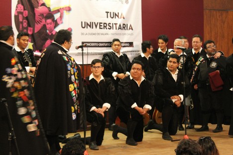 Durante el concierto, se llevó a cabo la ceremonia de becación de tres de los integrantes de la Tuna Universitaria de la Ciudad de Xalapa, con lo cual dejan de ser una tuna novata.  