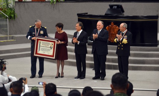  Los titulares de la Marina, Vidal Francisco Soberón Sánz; y de la SEDENA, Salvador Cienfuegos Zepeda, recibieron la medalla Adolfo Ruiz Cortines en ceremonia solemne en el Congreso del Estado acudieron funcionarios federales, estatales y municipales.
