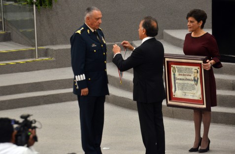  Los titulares de la Marina, Vidal Francisco Soberón Sánz; y de la SEDENA, Salvador Cienfuegos Zepeda, recibieron la medalla Adolfo Ruiz Cortines en ceremonia solemne en el Congreso del Estado acudieron funcionarios federales, estatales y municipales.
