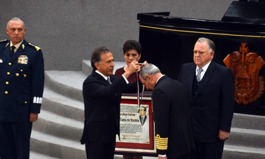  Los titulares de la Marina, Vidal Francisco Soberón Sánz; y de la SEDENA, Salvador Cienfuegos Zepeda, recibieron la medalla Adolfo Ruiz Cortines en ceremonia solemne en el Congreso del Estado acudieron funcionarios federales, estatales y municipales.
