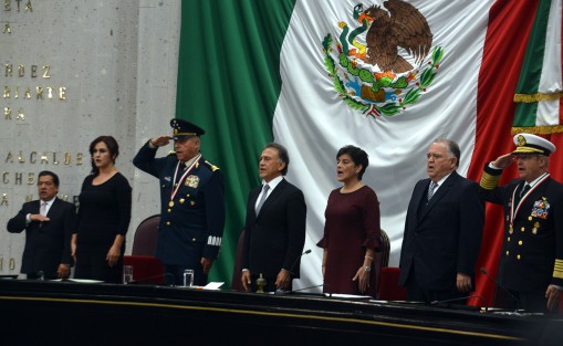  Los titulares de la Marina, Vidal Francisco Soberón Sánz; y de la SEDENA, Salvador Cienfuegos Zepeda, recibieron la medalla Adolfo Ruiz Cortines en ceremonia solemne en el Congreso del Estado acudieron funcionarios federales, estatales y municipales.
