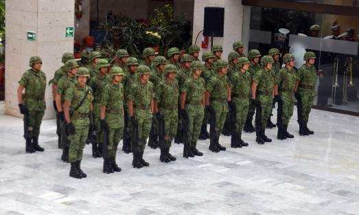 Alrededor del recinto legislativo y en el interior se observó un fuerte dispositivo de seguridad castrense.