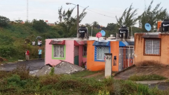 Una vivienda está a punto de colapsar en Río Medio III, en Veracruz, Ver., debido a un deslizamiento de tierra provocado por el reblandecimiento del terreno. 