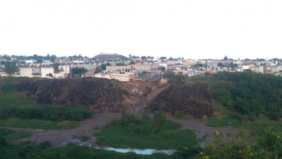Una vivienda está a punto de colapsar en Río Medio III, en Veracruz, Ver., debido a un deslizamiento de tierra provocado por el reblandecimiento del terreno. 