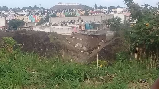 Una vivienda está a punto de colapsar en Río Medio III, en Veracruz, Ver., debido a un deslizamiento de tierra provocado por el reblandecimiento del terreno. 
