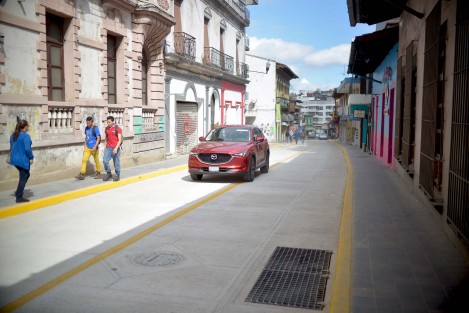 Desde el mediodía de este domingo, se encuentra abierta a la circulación vehicular en las calles Lucio y Xalapeños Ilustres, una vez concluidos los trabajos de reconstrucción de estas arterias del Centro Histórico de la capital del estado.