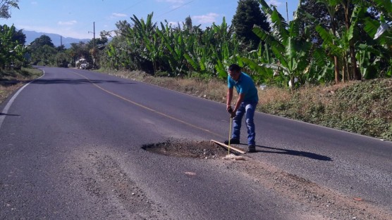 Urge rehabilitación de carretera Tlapacoyan – Atzalan, por la presencia de enormes baches.
