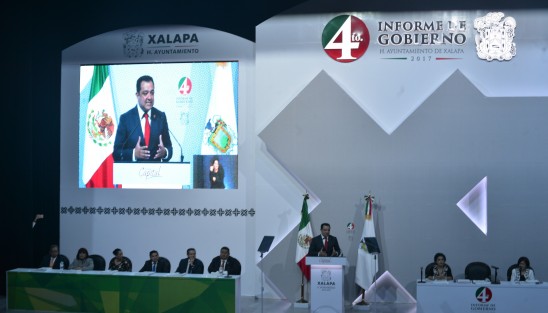 El alcalde de Xalapa, Américo Zúñiga, rindió su Cuarto informe de Gobierno, en el Teatro Díaz Mirón, el cual recién fue inaugurado.
