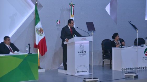 El alcalde de Xalapa, Américo Zúñiga, rindió su Cuarto informe de Gobierno, en el Teatro Díaz Mirón, el cual recién fue inaugurado.
