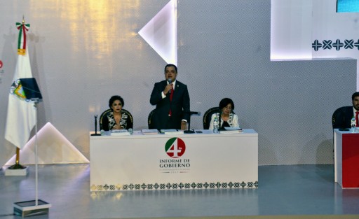 Al presentar su cuarto informe de gobierno, el alcalde Américo Zúñiga Martínez señaló que la confianza permitió romper récords de obra pública y crear una mejor Xalapa; hemos trabajado por hacerle justicia a la capital, por regresarle su dignidad y grandeza, sirviendo a toda la gente por igual.