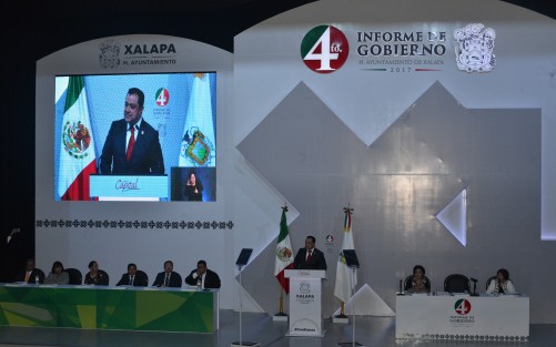 Al presentar su cuarto informe de gobierno, el alcalde Américo Zúñiga Martínez señaló que la confianza permitió romper récords de obra pública y crear una mejor Xalapa; hemos trabajado por hacerle justicia a la capital, por regresarle su dignidad y grandeza, sirviendo a toda la gente por igual.