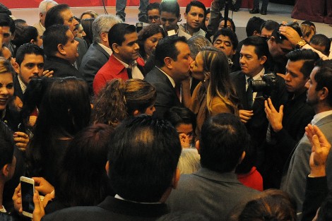 Al terminar el evento, el alcalde Américo Zúñiga fue felicitado por Mariana Yorio, su esposa, a quien durante su informe agradeció públicamente su apoyo al frente del DIF, y el cuidado y dedicación por sus hijos. 