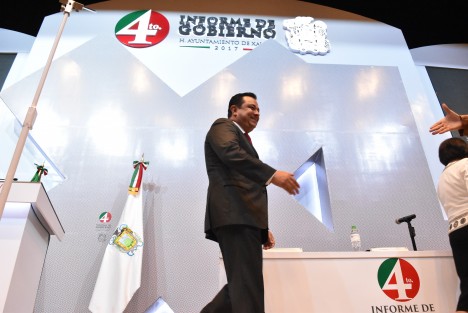 Al presentar su cuarto informe de gobierno, el alcalde Américo Zúñiga Martínez señaló que la confianza permitió romper récords de obra pública y crear una mejor Xalapa; hemos trabajado por hacerle justicia a la capital, por regresarle su dignidad y grandeza, sirviendo a toda la gente por igual.