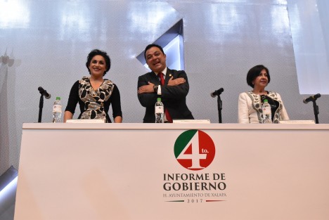 Al presentar su cuarto informe de gobierno, el alcalde Américo Zúñiga Martínez señaló que la confianza permitió romper récords de obra pública y crear una mejor Xalapa; hemos trabajado por hacerle justicia a la capital, por regresarle su dignidad y grandeza, sirviendo a toda la gente por igual.