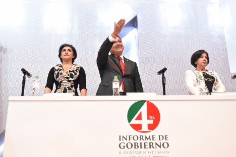 Al presentar su cuarto informe de gobierno, el alcalde Américo Zúñiga Martínez señaló que la confianza permitió romper récords de obra pública y crear una mejor Xalapa; hemos trabajado por hacerle justicia a la capital, por regresarle su dignidad y grandeza, sirviendo a toda la gente por igual.
