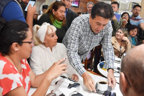 Al senador Héctor Yunes le dio este lunes por balconearse en Xalapa como servidor público, mesereando en un cafe del Centro Histórico.