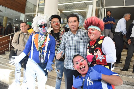 El senador Héctor Yunes también compartió con payasos, y que en unos días festejarán el Día del Payaso. 