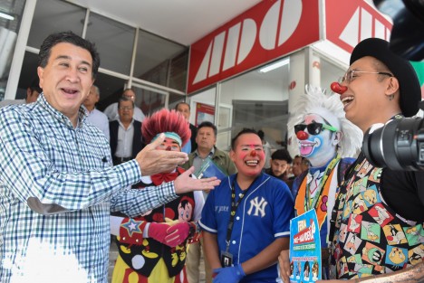 El senador Héctor Yunes también compartió con payasos, y que en unos días festejarán el Día del Payaso. 