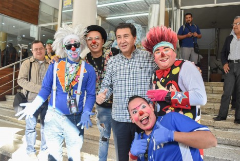 Al senador Héctor Yunes le dio este lunes por balconearse en Xalapa como servidor público, mesereando en un cafe del Centro Histórico; también compartió con payasos, y que en unos días festejarán el Día del Payaso. 
