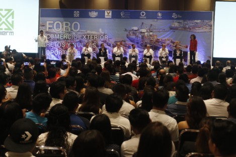 Con la presencia del Embajador de Ucrania en México, Rúslan Spírin, dio inicio el Foro de Comercio Exterior Retos y Nuevas Oportunidades. Al evento acudieron empresarios y representantes de los 3 niveles de gobierno.