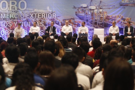Con la presencia del Embajador de Ucrania en México, Rúslan Spírin, dio inicio el Foro de Comercio Exterior Retos y Nuevas Oportunidades. Al evento acudieron empresarios y representantes de los 3 niveles de gobiernos.