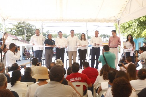 El senador José Yunes Zorrilla, acudió a la inauguración de obras de pavimentación en la ciudad de Veracruz. El diputado federal del PAN, Francisco Gutiérrez de Velasco le acompañó, mientras que el exsecretario de Salud del gobierno duartista, Pablo Anaya, acudió unos momentos y luego se fue.