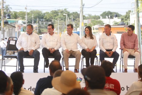 El senador José Yunes Zorrilla, acudió a la inauguración de obras de pavimentación en la ciudad de Veracruz. El diputado federal del PAN, Francisco Gutiérrez de Velasco le acompañó, mientras que el exsecretario de Salud del gobierno duartista, Pablo Anaya, acudió unos momentos y luego se fue.