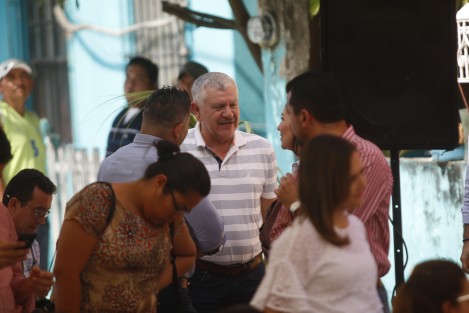 El senador José Yunes Zorrilla, acudió a la inauguración de obras de pavimentación en la ciudad de Veracruz. El diputado federal del PAN, Francisco Gutiérrez de Velasco le acompañó, mientras que el exsecretario de Salud del gobierno duartista, Pablo Anaya, acudió unos momentos y luego se fue.
