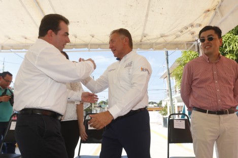 El senador José Yunes Zorrilla, acudió a la inauguración de obras de pavimentación en la ciudad de Veracruz. El diputado federal del PAN, Francisco Gutiérrez de Velasco le acompañó, mientras que el exsecretario de Salud del gobierno duartista, Pablo Anaya, acudió unos momentos y luego se fue.