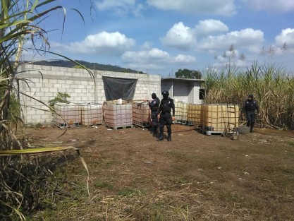  Este lunes fueron asegurados bidones abandonados en la localidad El Mirador, municipio de Tezonapa, Ver., los cuales estaban cargados de combustible.Tres sospechosos huyeron entre los cañales al notar la presencia policiaca.