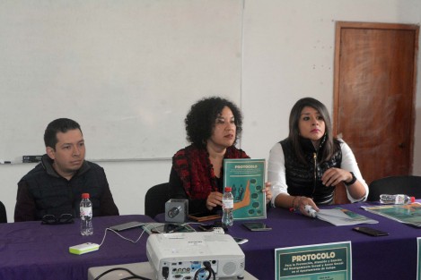 En conferencia de prensa la regidora séptima Ana Karina Platas Córdoba y la directora del Instituto Municipal de las Mujeres Yadira Hidalgo González, presentaron el Protocolo para la prevención, atención y sanción del hostigamiento sexual y acoso sexual en el Ayuntamiento de Xalapa, que es una guía a seguir para aquella persona que presente una situación de este tipo.
