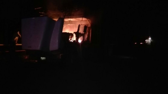 La mañana de este martes cuerpos de rescate y automovilistas se movilizaron, luego de que un camión cargado de caña comenzara a incendiarse cuando se desplazaba con dirección al ingenio Cepsa,en Paso del Macho, Ver..