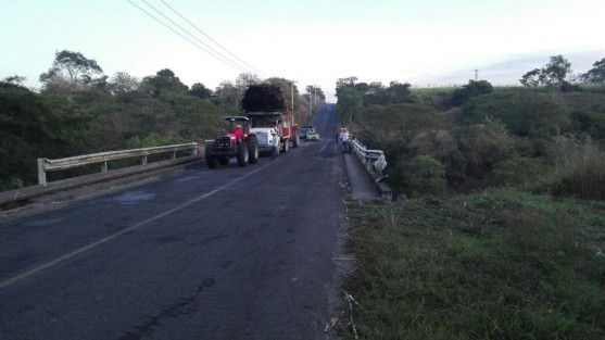 La mañana de este martes cuerpos de rescate y automovilistas se movilizaron, luego de que un camión cargado de caña comenzara a incendiarse cuando se desplazaba con dirección al ingenio Cepsa, en Paso del Macho, Ver..