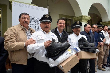 Al hacer entrega de cámaras de videovigilancia, equipamiento y vehículos a diferentes áreas de la Secretaría de Seguridad Pública (SSP) por más de 26 millones de pesos, el alcalde Américo Zúñiga Martínez señaló que esta es una muestra del compromiso que el Ayuntamiento de Xalapa tiene con el combate a la inseguridad. 

