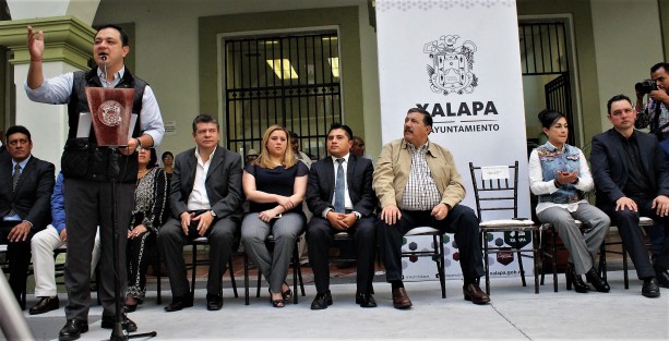 Al hacer entrega de cámaras de videovigilancia, equipamiento y vehículos a diferentes áreas de la Secretaría de Seguridad Pública (SSP) por más de 26 millones de pesos, el alcalde Américo Zúñiga Martínez señaló que esta es una muestra del compromiso que el Ayuntamiento de Xalapa tiene con el combate a la inseguridad. 