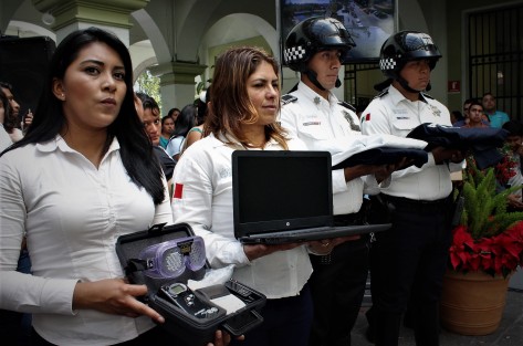 Al hacer entrega de cámaras de videovigilancia, equipamiento y vehículos a diferentes áreas de la Secretaría de Seguridad Pública (SSP) por más de 26 millones de pesos, el alcalde Américo Zúñiga Martínez señaló que esta es una muestra del compromiso que el Ayuntamiento de Xalapa tiene con el combate a la inseguridad. 
