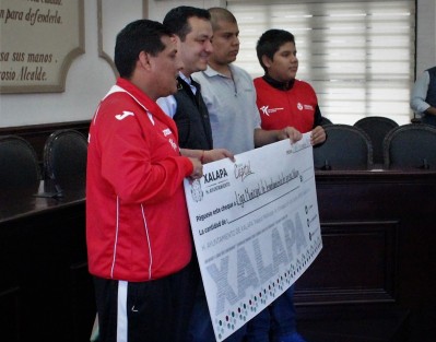 El alcalde Américo Zúñiga Martínez entregó apoyos económicos por 25 mil pesos a instituciones xalapeñas dedicadas al deporte, para asegurar su participación en importantes competencias de nivel nacional.
