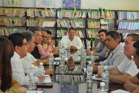 En la biblioteca municipal de Tlapacoyan, los equipos de transición de las administraciones municipales entrante y saliente se reunieron para afinar los pormenores de la entrega-recepción la cual se planea sea
del 28  al 31 de diciembre.