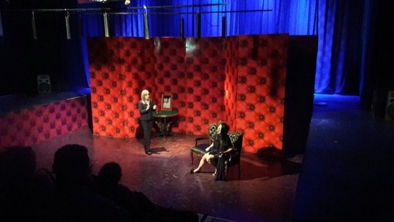 La manipulación del dolor humano, la farsa de la televisión, la fantasía de la cotidianidad y el drama de la pérdida han encontrado una metáfora enérgica y exacta: Humo, la nueva puesta en escena del maestro Abraham Oceransky, en el Teatro La Libertad. 