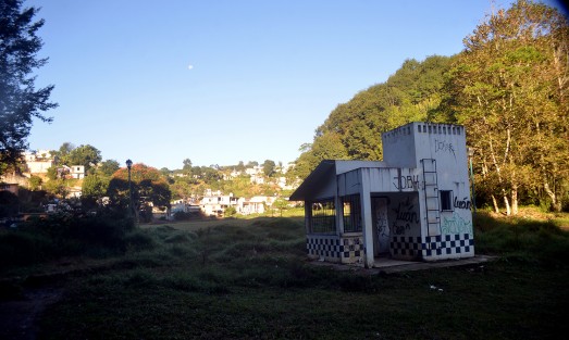 Como de costumbre, los alrededores del Santuario de Las Garzas amanecieron sin vigilancia de la Policía, a pesar de ser lugar de un reciente crimen, no hay señales de aseguramiento del lugar para proteger la escena donde fue encontrado el cuerpo de la joven Ruth Magaly. 
