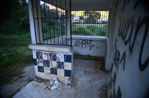 En el lugar se observa un módulo de seguridad abandonado. Vecinos del lugar se muestran temerosos al ver la cámara y no quisieron dar alguna declaración.​ 
