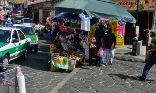 En varias partes del centro de Xalapa ya se encuentran instalados los puestos donde expenden los tradicionales trajes de indito para este 12 de diciembre. 