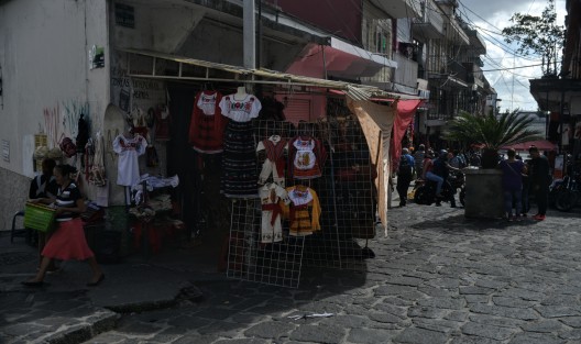 En varias partes del centro de Xalapa ya se encuentran instalados los puestos donde expenden los tradicionales trajes de indito para este 12 de diciembre. 
