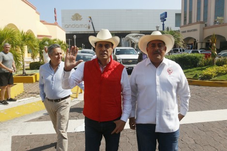 Previo al inicio del evento, Hernández Deras flanqueó a Juan Carlos Molina hasta el presidium, por su parte el senador José Yunes Zorrilla realizó ese recorrido solo.
