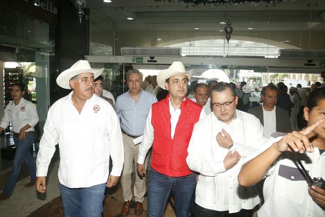 Previo al inicio del evento, Hernández Deras flanqueó a Juan Carlos Molina hasta el presidium, por su parte el senador José Yunes Zorrilla realizó ese recorrido solo.