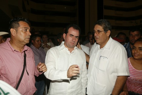 Previo al inicio del evento, Hernández Deras flanqueó a Juan Carlos Molina hasta el presidium, por su parte el senador José Yunes Zorrilla realizó ese recorrido solo.