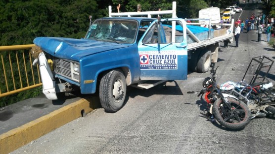En Córdoba, tres personas resultaron lesionadas entre ellas un motociclista, luego de que el conductor de una camioneta propiedad de una empresa ferretera, se quedara sin frenos, lo que provocó la movilización de los grupos de auxilio así como a las autoridades de Tránsito Estatal. 